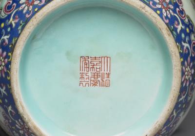 图片[2]-Vase with handles and “A Hundred Children and Dragon Boats” motif in yangcai painted enamels on a blue ground, Qing dynasty, Jiaqing reign (1796-1820)-China Archive